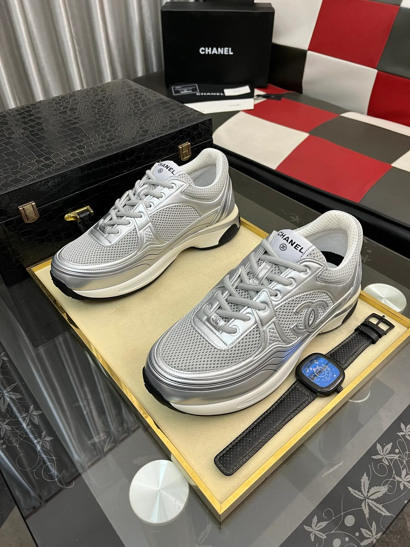 Men's shoes 💰: 620⌚️⌚️Chanel 2025C new diamond sneakers, ultra-light and comfortable casual shoes, black and white cowhide leather, versatile white shoes, you can't go wrong with the style, cow suede➕down cloth contrasting color combination, fresh and full of vitality, logo embossed on the side, very delicate on the foot, original customized material for the upper, original outsole Upper: Cow suede➕Down cloth/black and white full cowhide Lining: Sheepskin Sole: Open-molded TPU outsole Size: 35-44